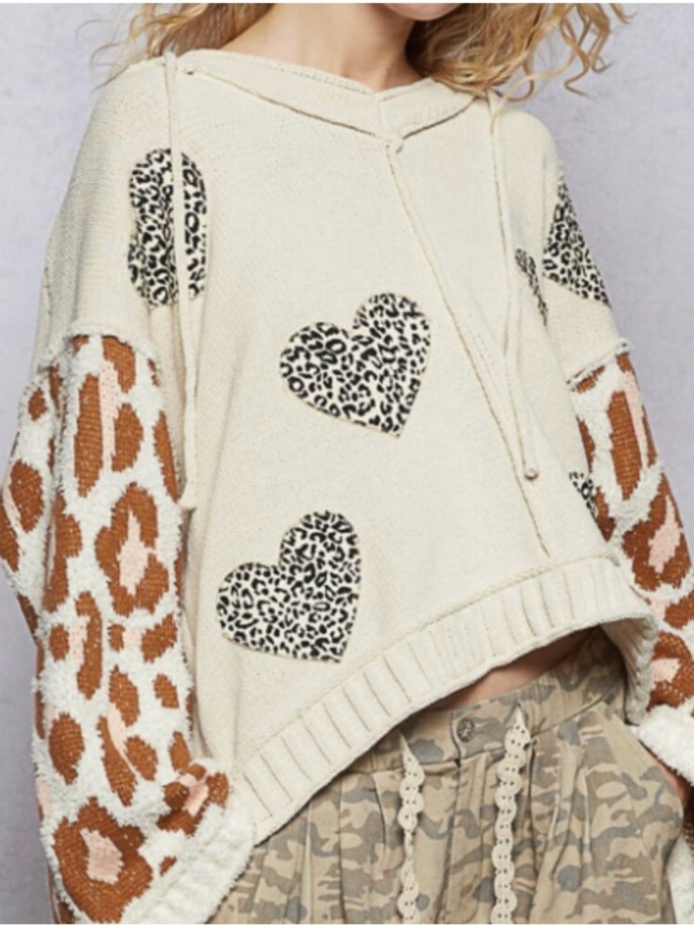 050.Hoodie top in chenille with animal printed sleeve, animal heart patch